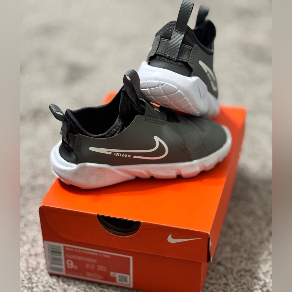 Nike Kids Flex Runner Shoes - Black and White 9c